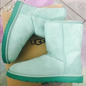 Ugg boots size 9 (mint)